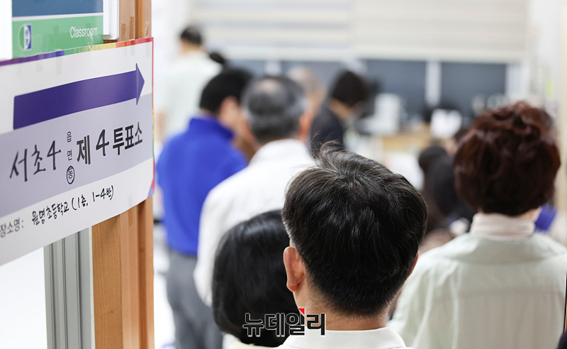 ▲ 제21대 대통령 선거일인 3일 오전 서울 서초구 원명초등학교에 마련된 투표소에 시민들이 투표하기 위해 줄을 서 있다. ⓒ서성진 기자