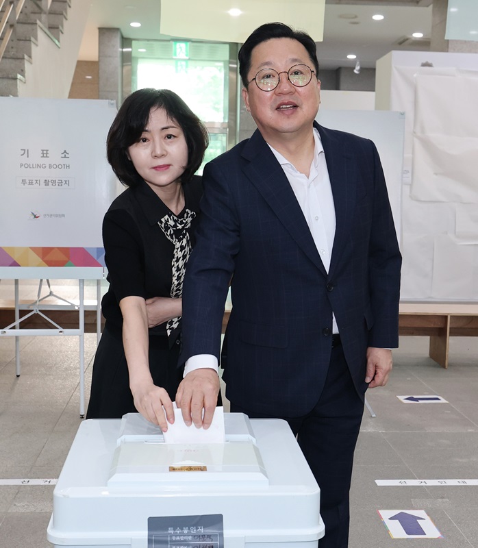 ▲ 이장우 대전시장이 부인 김세원 씨와 함께 3일 오전 대전 동구 소제동 전통나래관 투표소에서 투표를 마친 뒤 투표함에 투표용지를 넣고 있다.ⓒ대전시
