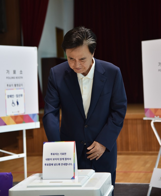 ▲ 김태흠 충남도지사가 3일 보령시 웅천초등학교에 마련된 웅천읍 제2 투표소에서 제21대 대통령선거 투표를 하고 있다.ⓒ사진 에이티엔뉴스 박성민 기자
