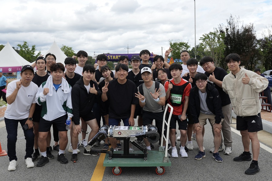 ▲ 황보제민 교수(맨 앞줄 오른쪽 두번째) 연구팀이 사족보행 로봇 라이보(Aaibo)와 기념촬영을 하고 있다.ⓒKAIST