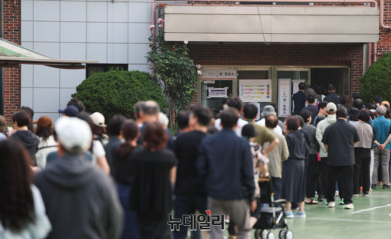 ▲ 제21대 대통령 선거일인 3일 경기 북부지역 투표소에서 112 신고가 잇따라 접수됐다. 사진은 한 투표소에서 시민들이 투표하기 위해 줄을 서있는 모습. ⓒ뉴데일리DB