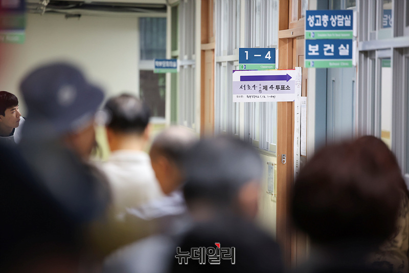 ▲ 제21대 대통령 선거일인 3일 오전 서울 서초구 원명초등학교에 마련된 투표소에 시민들이 투표하기 위해 줄을 서 있다. ⓒ서성진 기자