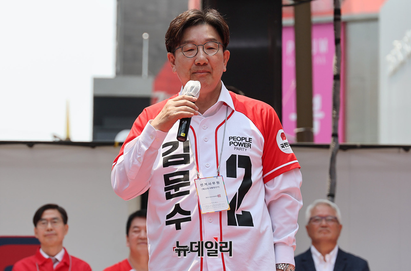 ▲ 권성동 국민의힘 공동선대위원장이 28일 오후 부산 부산진구 쥬디스태화 백화점에서 열린 김문수 대선후보 집중유세에서 인사말을 하고 있다. ⓒ정상윤 기자