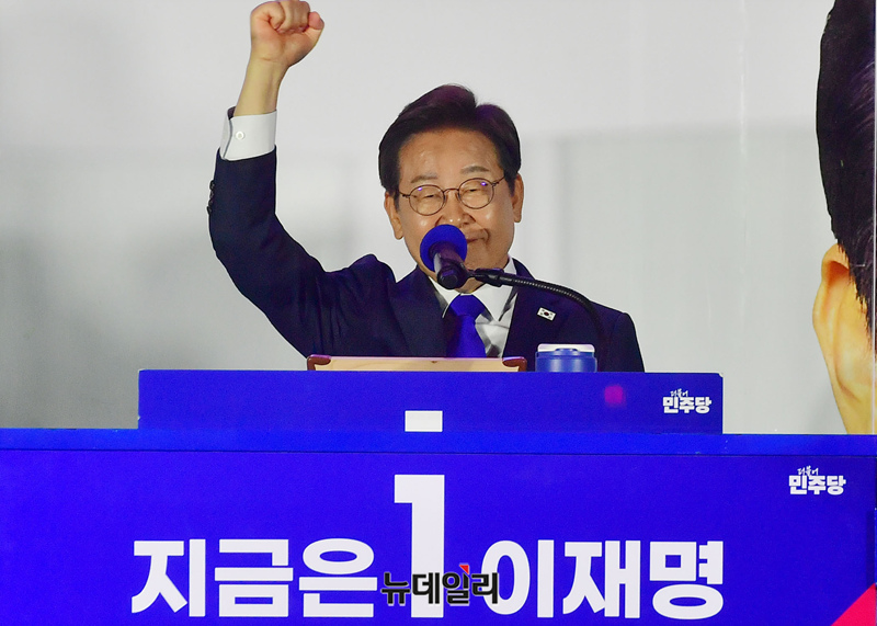 ▲ 이재명 민주당 대선 후보가 4일 서울 여의도 국회 인근에서 당 주최로 열린 국민개표방송 행사에 참석해 시민들을 향해 인사하고 있다. /이종현기자