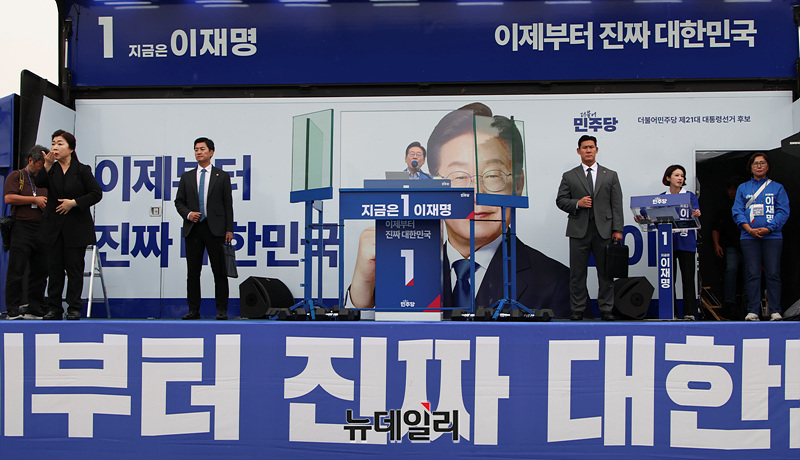 ▲ 이재명 더불어민주당 대선 후보가 제21대 대통령 선거를 하루 앞둔 2일 오전 서울 강북구 북서울꿈의숲 서문광장에서 열린 유세현장에서 지지를 호소하고 있다. ⓒ서성진 기자