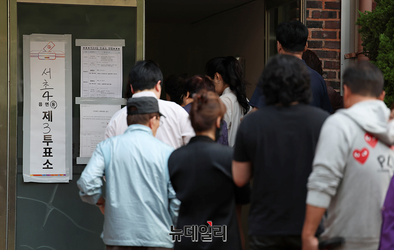 ▲ 제21대 대통령 선거일인 3일 오전 서울 서초구 원명초등학교에 마련된 투표소에 시민들이 투표하기 위해 줄을 서 있다. ⓒ서성진 기자