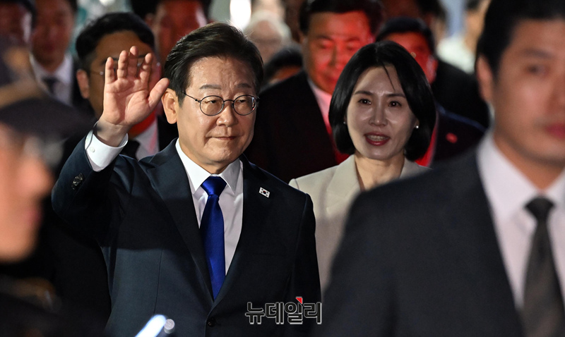 ▲ 이재명 더불어민주당 대통령 후보가 당선이 확실시된 가운데 4일 오전 서울 여의도 더불어민주당 중앙당사를 떠나고 있다. ⓒ이종현 기자