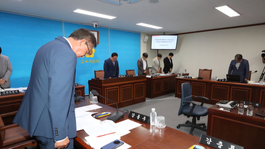 ▲ 지난 2일 열린‘제주특별자치도의회 제438회 임시회 폐회 중 교육위원회 제1차 회의’에서 도내 중등 교사 사망 및 폭행 피해 사건에 관한 긴급 현안보고회에 참석자들이 보고회에 앞서 묵념하고 있다. ⓒ제주특별자치도의회 제공