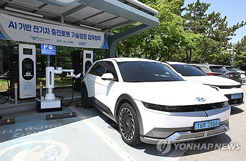 ▲ AI 기반 전기차 자동 충전 로봇으로 아이오닉5 차량을 충전하는 모습 ⓒ현대차·기아