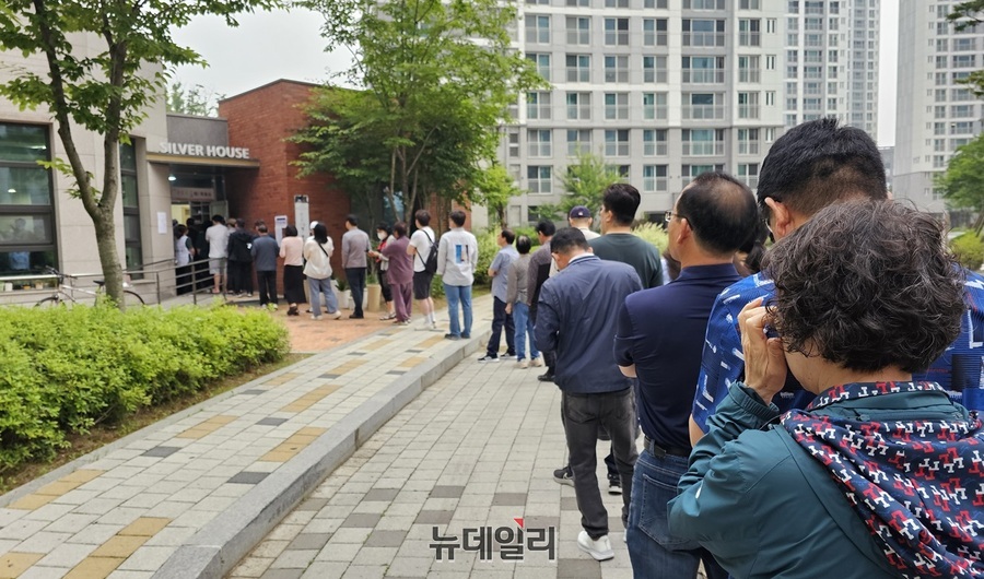 ▲ 충북 청주시 상당구 용암2동 중흥에스클래스 아파트 경로당에 마련된 제5 투표소에서도 3일 이른 아침부터 유권자들의 발길이 이어진 가운데 투표를 하기 위해 긴 줄을 선 채 차례를 기다리고 있다.ⓒ김정원 기자