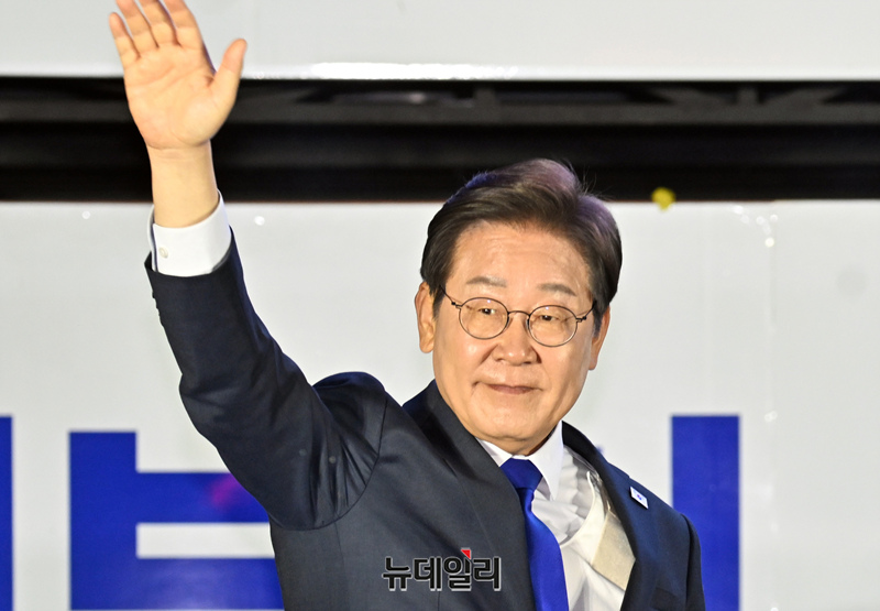 ▲ 이재명 대통령과이 4일 오전 서울 여의도 국회 앞에서 열린 국민 개표방송 행사에서 시민들을 향해 인사하고 있다. ⓒ 이종현 기자