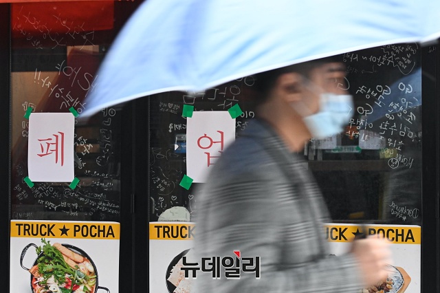 ▲ 서울 용산구 이태원 세계음식문화거리의 한 음식점에 폐업 문구가 적혀있다. ⓒ뉴데일리DB