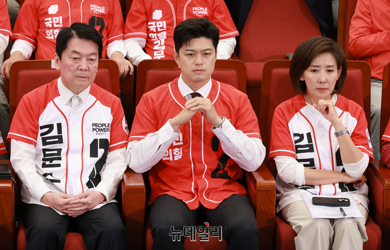 ▲ 김용태 국민의힘 비상대책위원장, 안철수, 나경원 등 공동선대위원장들이 3일 오후 국회 도서관에 마련된 제21대 대통령선거 국민의힘 개표상황실에서 출구 조사 결과를 보고 굳은 표정을 짓고 있다. ⓒ이종현 기자