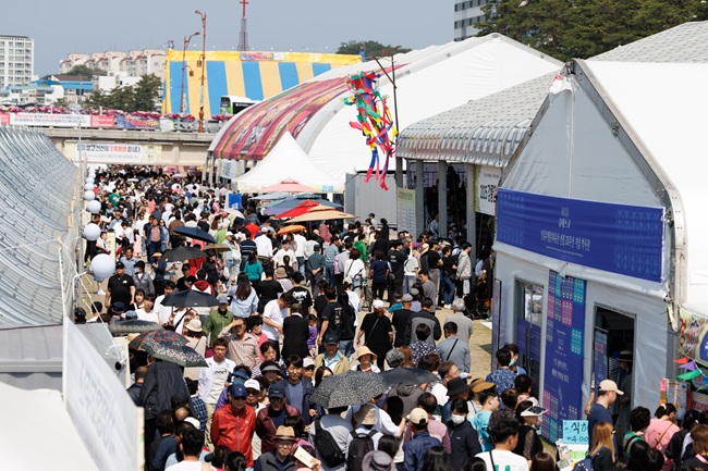 ▲ 지난달 27일부터 6월 3일까지 강릉 남대천 일원에서 열린 '2025 강릉단오제'가 성황리에 막을 내렸다. ⓒ강릉시