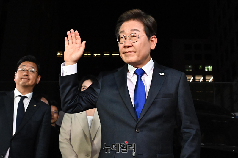 ▲ 이재명 더불어민주당 대통령 후보가 당선이 확실시된 가운데 4일 새벽 서울 여의도 더불어민주당 당사에 들어서며 손을 흔들고 있다.