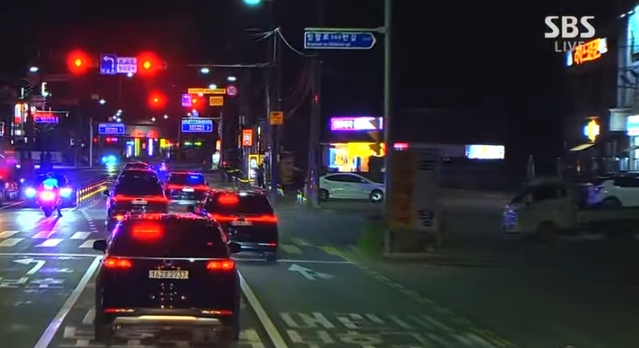 ▲ 4일 오전 0시5분 이재명 민주당 대선 후보가 탑승한 차량이 여의도로 이동하고 있다. 출처=SBS뉴스 유튜브 갈무리ⓒ유튜브