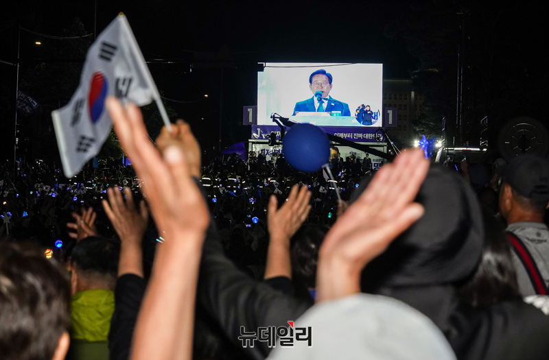 ▲ 이재명 대통령 후보가 당선이 확실시된 후 4일 오전 국회 앞에 마련된 더불어민주당의 국민개표방송 시청 현장에서 수락연설을 하고 있다. ⓒ이종현 기자