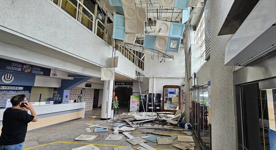 ▲ 청주시, 청주서부소방서에 따르면 3일 오후 2시 29분쯤 청주실내수영장 1층 출입구 로비에서 천장 마감재 30㎡가 10m 아래 바닥으로 떨어지는 사고가 발생했다. 수영장은 다행히 이날 대통령선거로 휴장해 인명피해는 없었다. 청주시는 사고 직후 긴급휴장을 하고 안전점검에 착수했다. 청주실내수영장은 1990년 준공됐다. 연면적 5982㎡에 50m 레인 10개를 갖추고 있다.ⓒ청주서부소방서