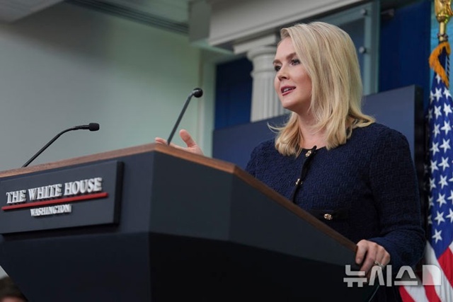 ▲ 캐롤라인 레빗 백악관 대변인이 정례브리핑에서 취재진 질문에 답하고 있다. 250604 AP/뉴시스. ⓒ뉴시스