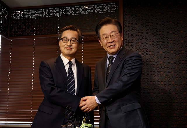 ▲ 김동연 경기도지사(왼쪽)가 지난 2월 이재명 더불어민주당 대표를 서울 여의도의 한 식당에서 만나 악수하고 있다. ⓒ더불어민주당 제공