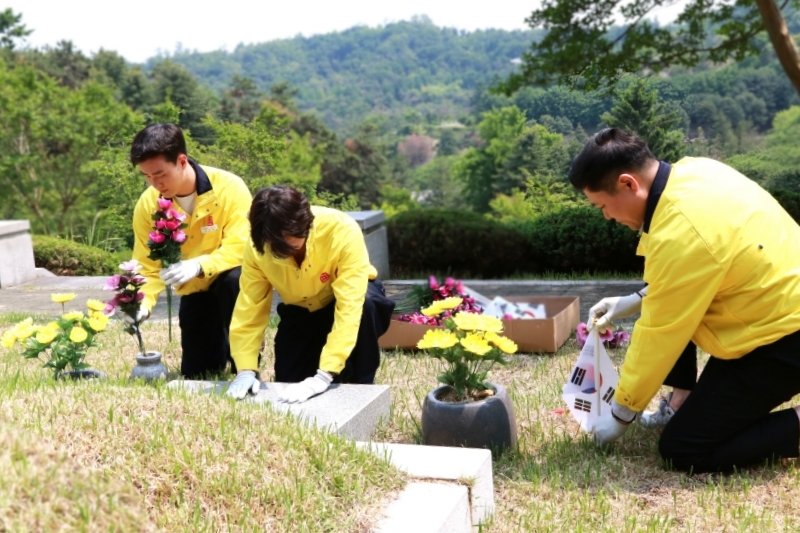 ▲ 아성다이소 임직원들이 지난 30일 국립서울현충원에서 봉사활동을 하고 있다.ⓒ다이소