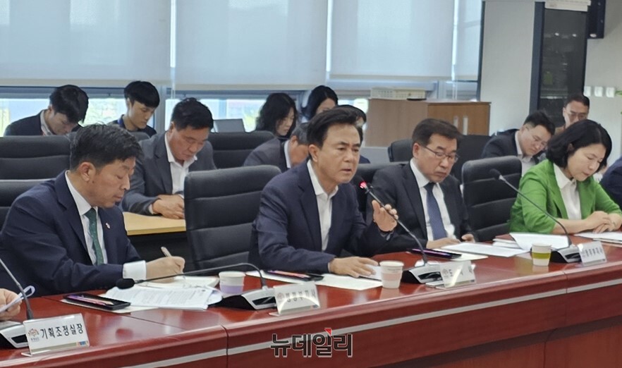 ▲ 김태흠 충남도지사가 4일 오전 도청 상황실에서 실국원장회의를 주재하고 있다.ⓒ김정원 기자