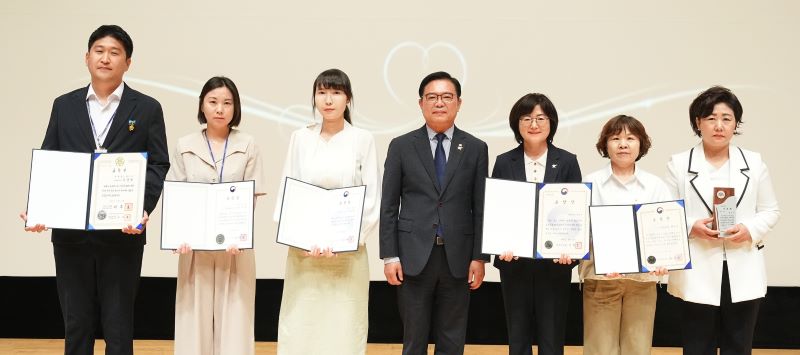 ▲ 천안시 식품안전과 직원들이 음식문화개선 유공을 인정받아 식품의약품안전처 기관 표창을 수상하고 기념촬영을 하고 있다.ⓒ천안시