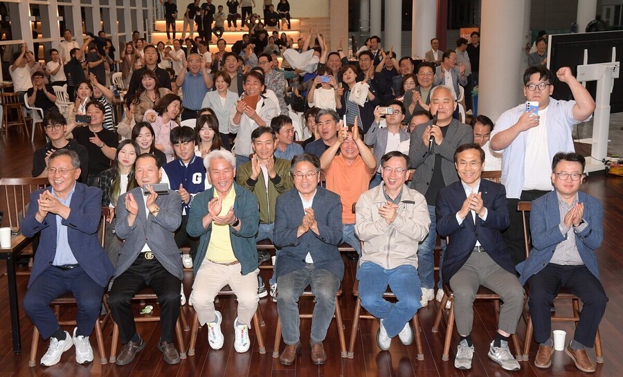 ▲ (전달) 강기정 광주광역시장, 시민들과 개표방송 관람
강기정 광주광역시장이 3일 시청 시민홀에서 시민들과 함께 제21대 대통령선거 개표방송을 보고 있다.ⓒ광주전남사진기자협회 제공