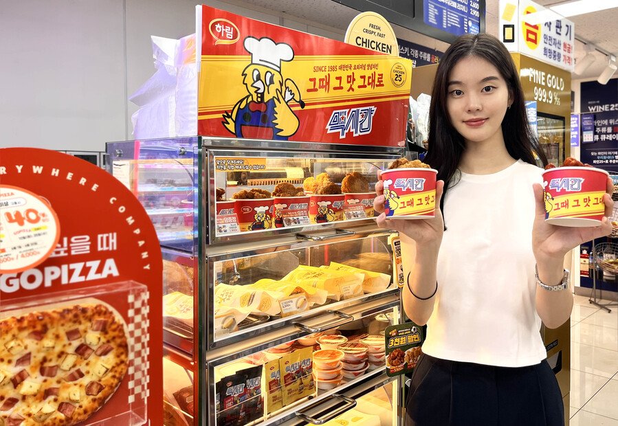 ▲ GS25에서 모델이 치킨25 ‘맥시칸 치킨’ 시리즈를 들고 포즈를 취하고 있다ⓒGS25