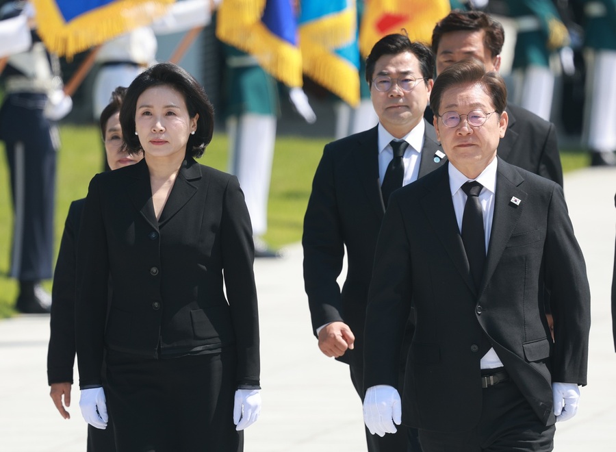 ▲ 이재명 대통령과 부인 김혜경 여사가 4일 서울 동작구 국립서울현충원 현충탑 참배를 위해 들어서고 있다.ⓒ뉴시스