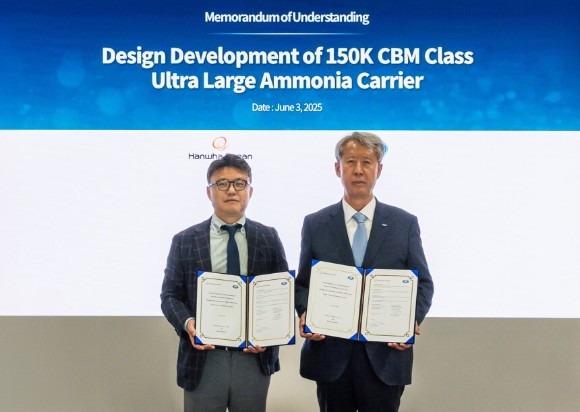 ▲ 김종서 한화오션 상선사업부장 사장(왼쪽)과 이형철 한국선급 회장이 기념사진을 찍고 있다. ⓒ한화오션