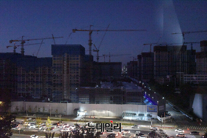 ▲ 불 꺼진 공사현장. ⓒ뉴데일리DB