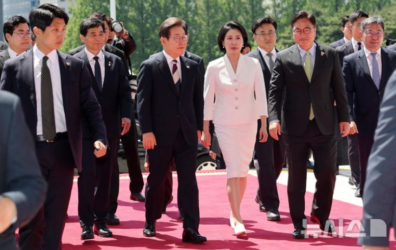 ▲ 이재명 대통령 내외가 영접 나온 우원식 국회의장과 함께 4일 취임 행사가 열리는 서울 여의도 국회 본청으로 들어서고 있다. ⓒ뉴시스