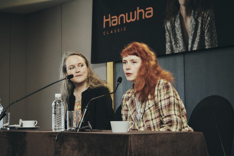 ▲ 프랑스 소프라노 파트리샤 프티봉(오른쪽)과 아마릴리스 앙상블을 이끄는 엘로이즈 가이야르 예술감독.ⓒ한화클래식