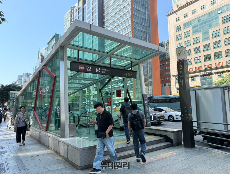 ▲ 제21대 대통령으로 이재명 대통령이 공식 취임한 4일 오전 서울 강남역 일대에서 시민들이 분주히 이동하고 있다. ⓒ정혜영 기자