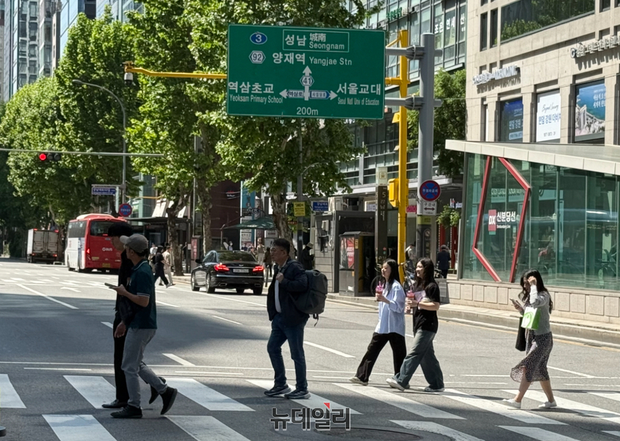 ▲ 이재명 더불어민주당 후보가 제21대 대통령으로 취임한 첫날인 4일 오전 시민들이 강남역 인근을 오가고 있다. ⓒ정혜영 기자