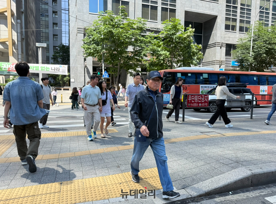 ▲ 강남역을 지나 출근길에 오른 시민들 모습. ⓒ정혜영 기자