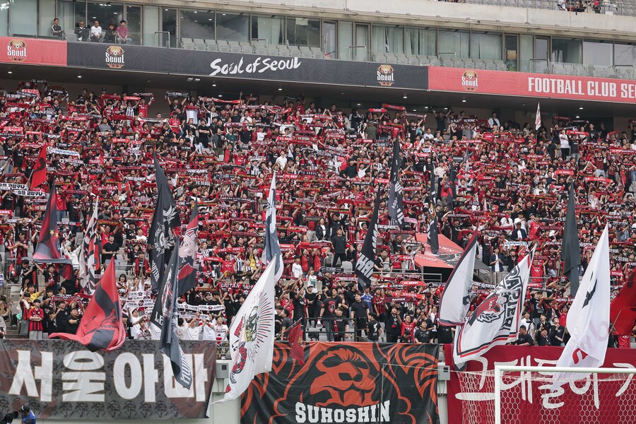 ▲ 올 시즌 평균 관중 1위 FC서울이 '풀 스타디움상'을 수상했다.ⓒ한국프로축구연맹 제공