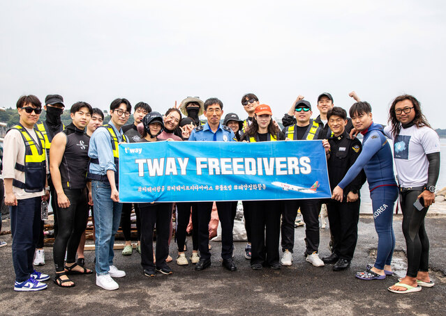 ▲ 티웨이항공은 지난 5월 31일 ‘바다의 날’을 맞아 제주 서귀포항 일대에서 해양 정화 활동을 실시했다. ⓒ티웨이항공