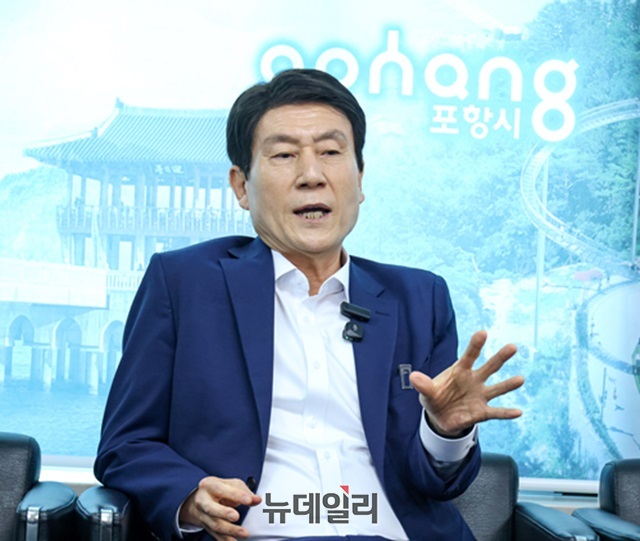 ▲ 이강덕 포항시장이 4일 시청 브리핑룸에서 기자간담회를 열고 지역경제 활력 회복과 민생 안정을 위한 시정 운영 방향을 밝히고 있다.ⓒ뉴데일리