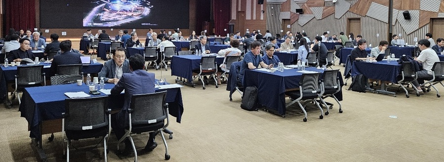 ▲ 충북도는 4일 오송 C&V센터에서 대기업 임원 퇴직인력으로 구성된 한국경제인협회 경영자문단과 함께 ‘2025년 충북도 중소기업 경영자문상담회’를 열었다.ⓒ충북도