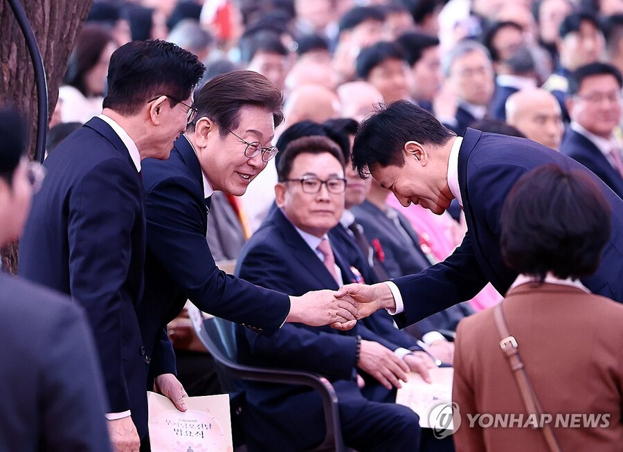 ▲ 지난달 5일 당시 더불어민주당 이재명 대선 후보와 오세훈 서울시장이 서울 종로구 조계사에서 열린 불기 2569년 부처님오신날 봉축법요식에서 악수하고 있다. ⓒ연합뉴스