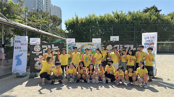 ▲ 4일 대전하기초에서 열린 ‘남북한 상호이해 페스티벌’ 체험부스에서 학생들이 활동하고 있다.ⓒ대전시교육청