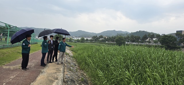 ▲ 박현국 군수가 여름 장마대비해 하천공사 현장을 찾아 긴급 점검을 실시 하고 있다.ⓒ봉화군