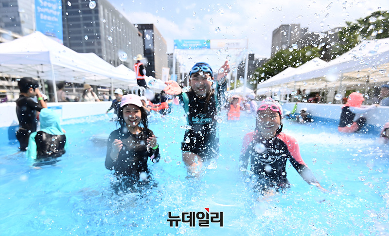 ▲ 전국에 폭염특보가 발효된 30일 오후 서울 중구 광화문광장에서 열린 '2024 서울 썸머비치' 물놀이터에서 어린이들이 물놀이를 즐기고 있다. 2024. 7.30 ⓒ서성진 기자