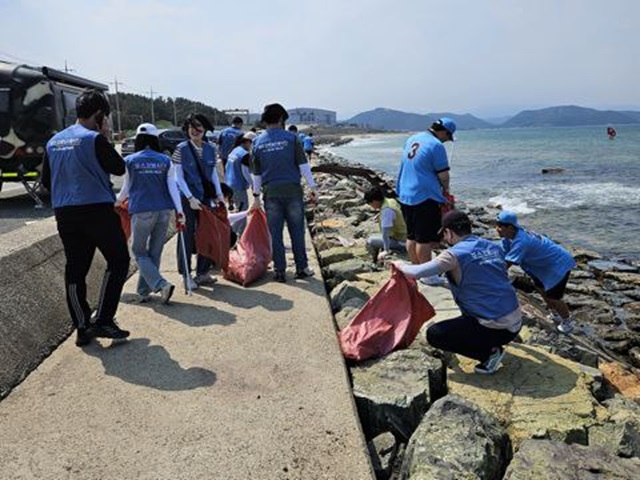 ▲ 지난달 27일, 포항제철소 환경자원그룹이 흥해읍 용한리 해수욕장 일대를 방문해 연안 정화 활동인 비치코밍 프로그램 활동에 참여했다.ⓒ포스코
