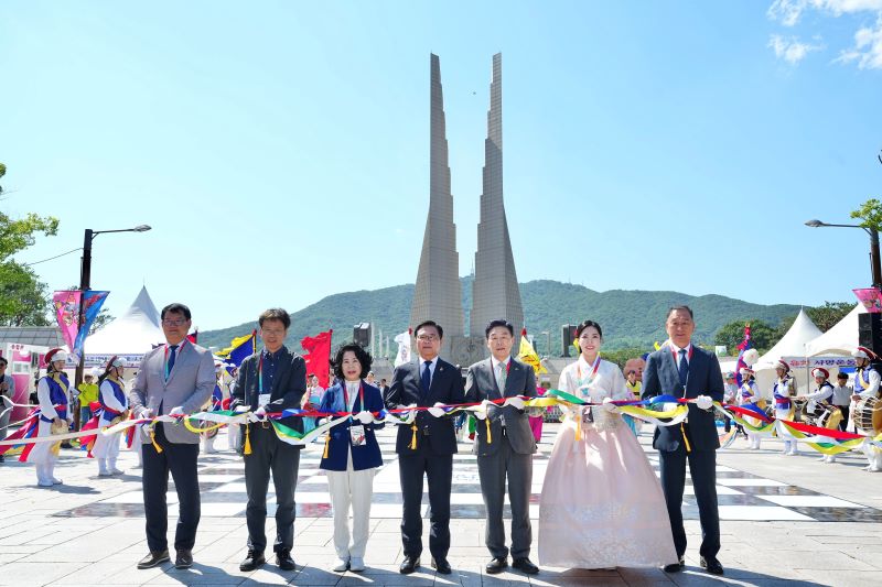 ▲ 김석필 천안시장 권한대행 부시장이 ‘2025 천안 K-컬처박람회’ 산업전시관 개장식에서 참석자들과 테이프 커팅을 하고 있다.ⓒ천안시