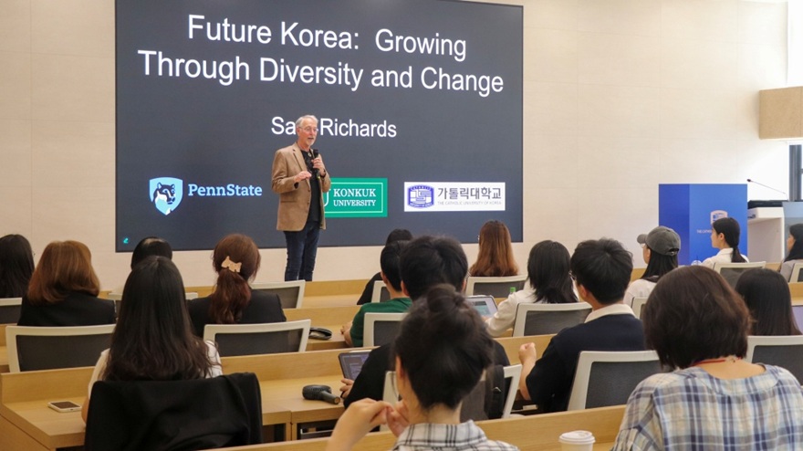 ▲ 지난달 26일 가톨릭대학교에서 열린 '2025 글로벌 특강'에서 미국 펜실베이니아주립대 사회학과 샘 리처드 교수가 강연하고 있다.ⓒ가톨릭대
