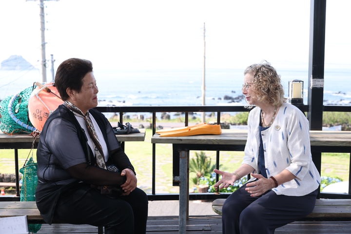 ▲ 잉거 안데르센 유엔환경계획(UNEP) 사무총장이 4일 제주 서귀포시 법환동의 한 카페에서 장영미 제주해녀협회 부회장과 해양 플라스틱 오염 문제 등에 관한 의견을 나누고 있다. ⓒ제주특별자치도 제공
