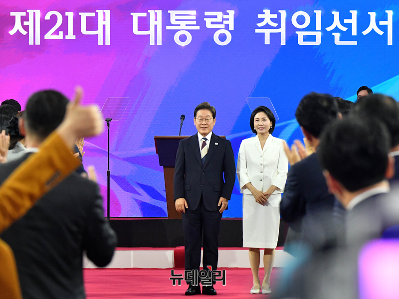 ▲ 이재명 대통령 내외가 4일 오전 서울 여의도 국회 로텐더홀에서 열린 제21대 대통령 취임 선서 행사에서 참석자들에게 인사를 하고 있다.ⓒ정상윤 기자